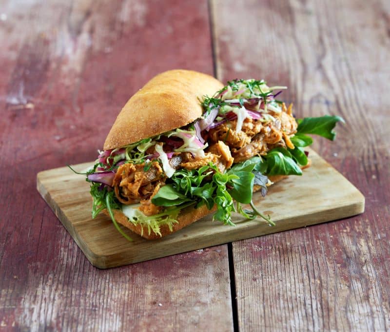 Ciabatta med pulled jackfruit, syltet rødløk og vegansk sennepsmajones