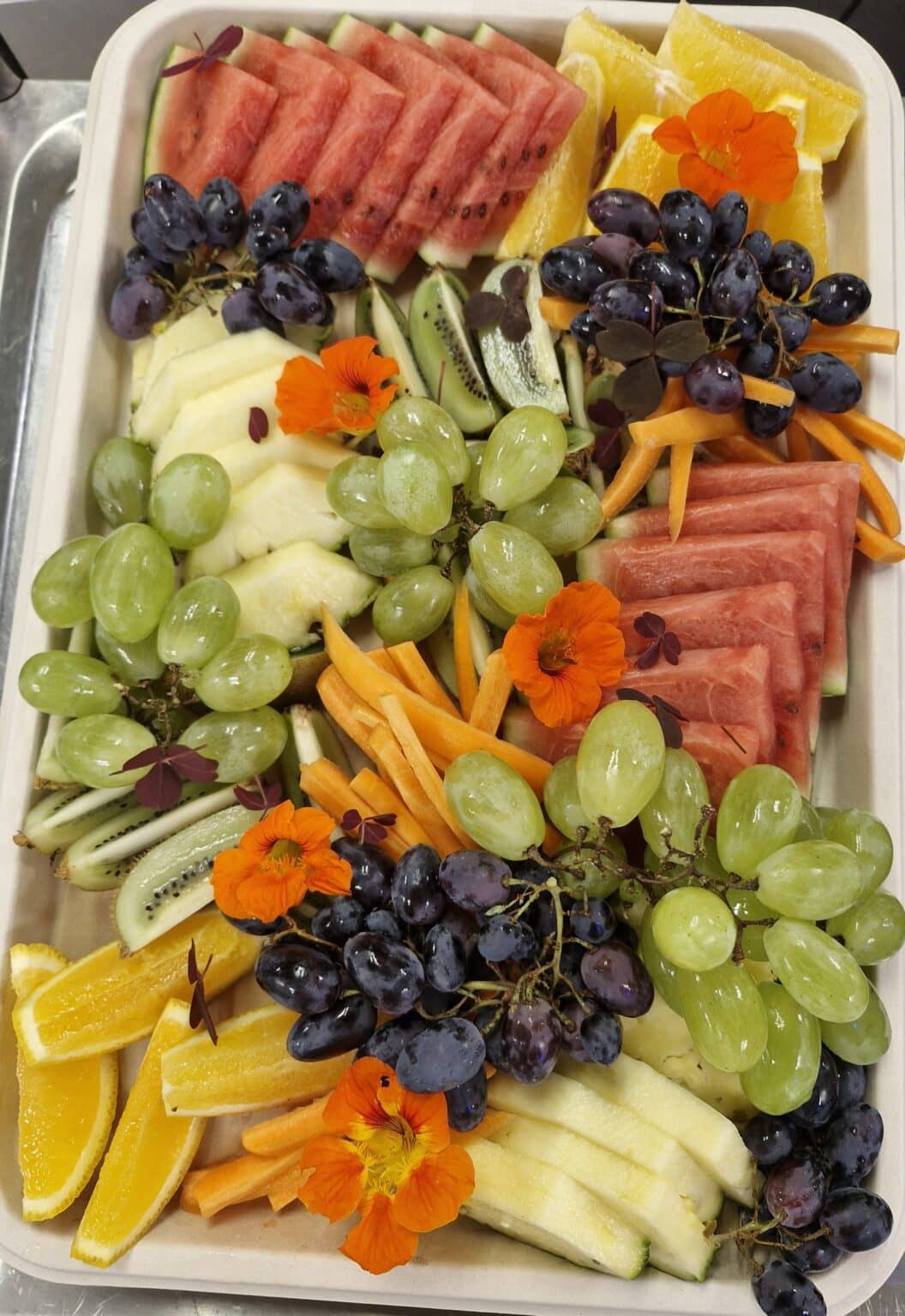 Fruktfat med oppskåret frukt NHH