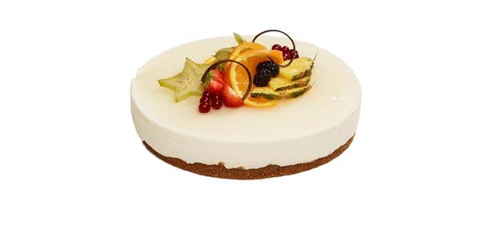 Ostekake på kjeksbunn toppet med friske frukter