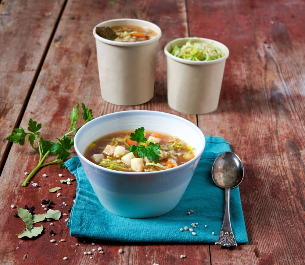 Klar grønnsakssuppe med urter fra egen urtehage på Skullerud