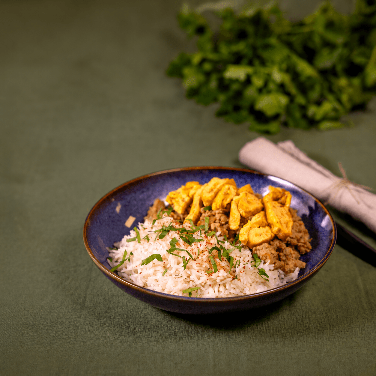 Pad kra pao med basmatiris og stekt egg
