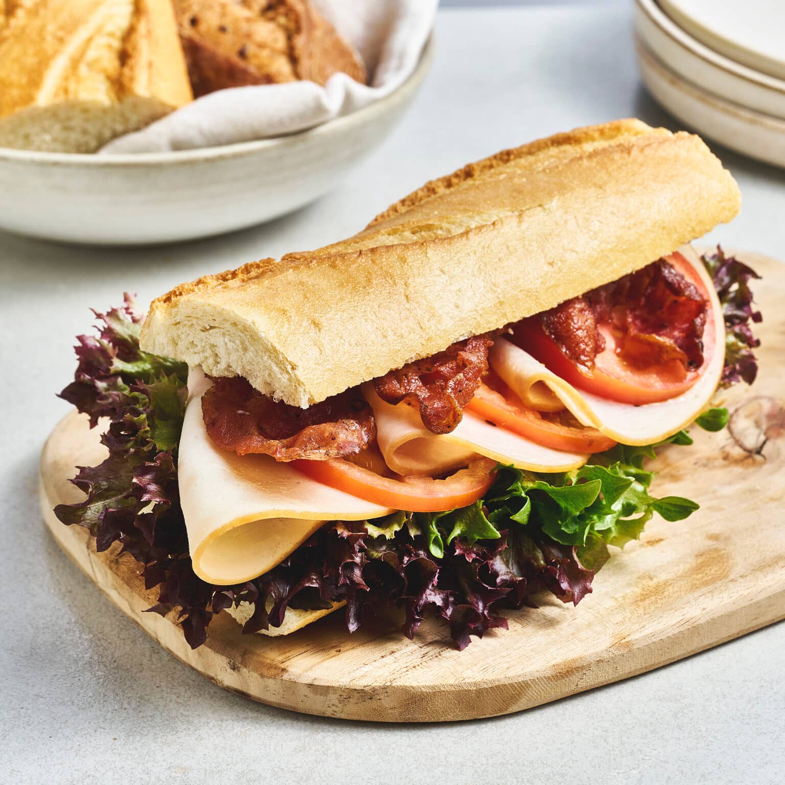 Grov club baguette med kyllingskinke, tomat og bacon RK