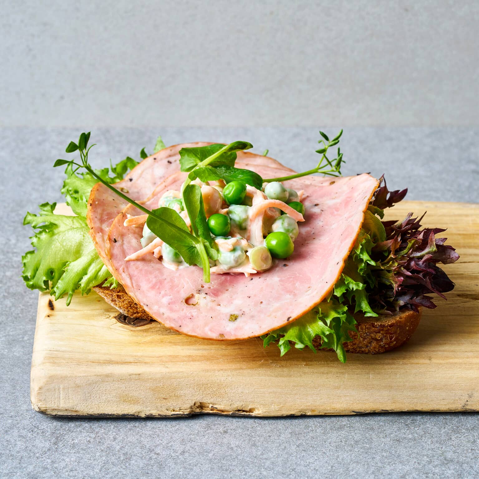 Hjemmelaget firkornbrød med skinke fra Metervare, salat og tomat