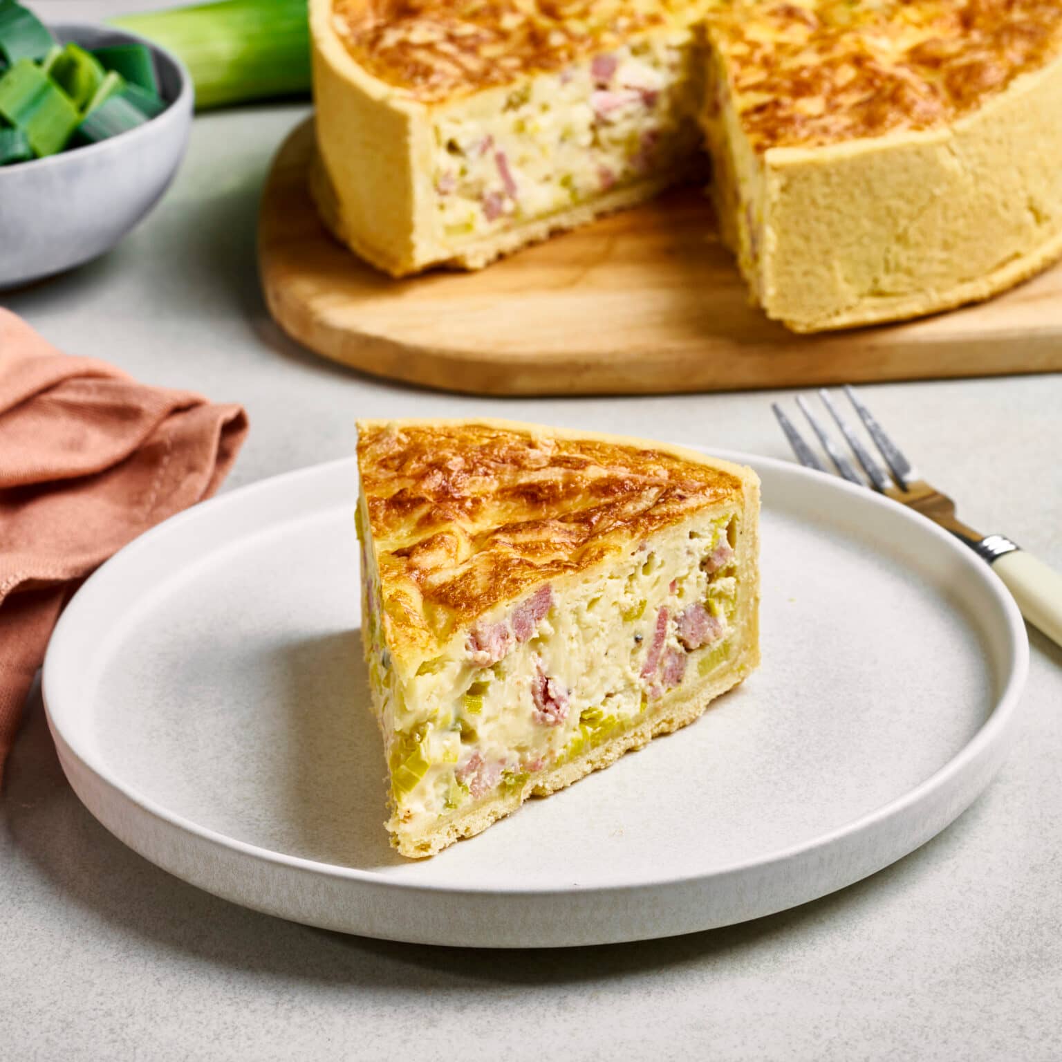 Quiche med grønn salat og ferskt brød