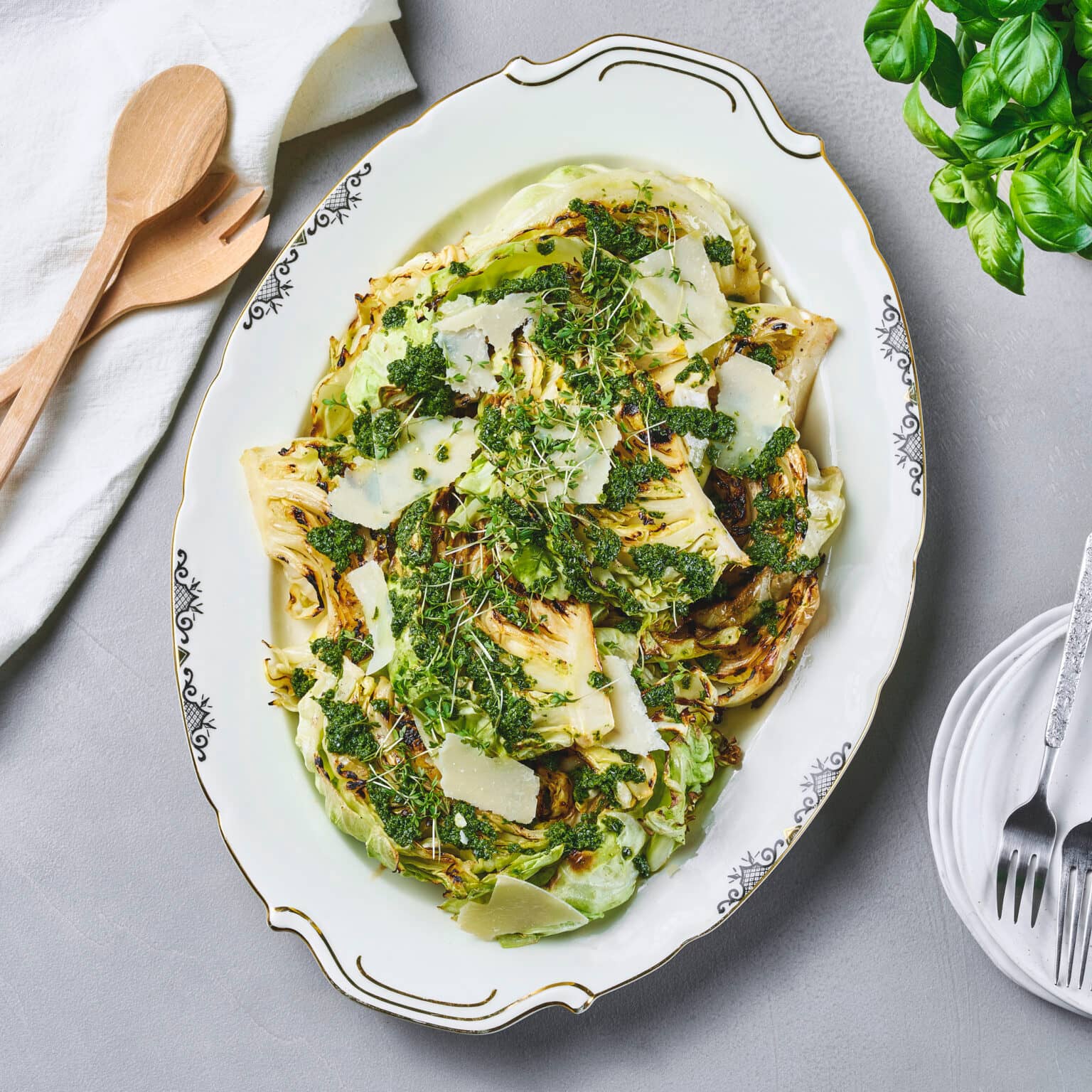 Grillet sommerkål med chimichurri på jalapeno, lime og koriander