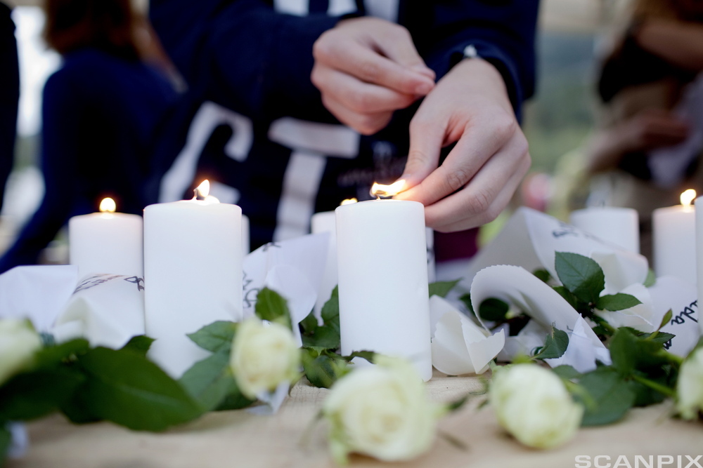 SUNDVOLLEN  20110902.
Blomster med navnene på alle som ble drept på Utøya og i Oslo ble satt fram før minnekonserten på Sundvollstranda fredag kveld
Foto: Stian Lysberg Solum / SCANPIX