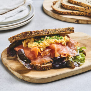 Sandwich med røkt laks og eggerøre