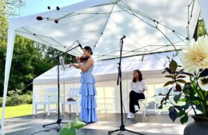 artistene imponerte unge natalie phongam sorvar pa fiolin og bianca kurd vokal