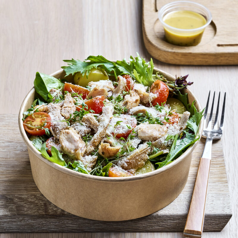 Nordisk salat med ovnsbakt kylling fra Holte gård, servert med poteter fra Bjertnes & Hoel, historiske tomater fra Hanasand toppet med revet ost fra Eiker gårdsysteri