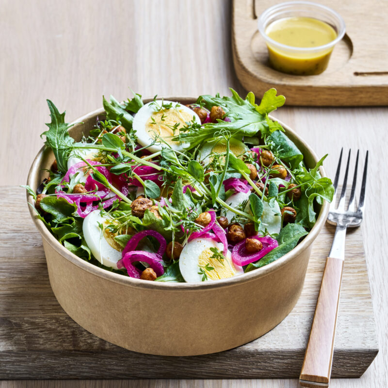 Salat med kokte økologiske egg fra Toten, kikerter og syltet løk fra Ottestad