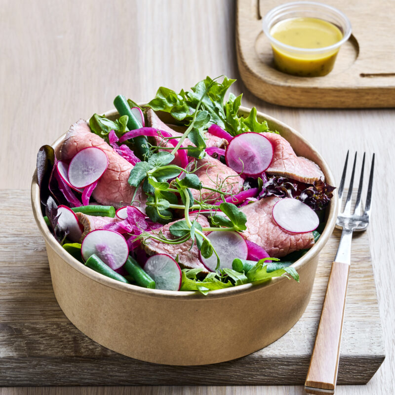 Salat med hjemmelagd roastbiff fra kuer på Eiketoppen, servert med haricot verts fra Vestfold, reddiker og syltet rødløk