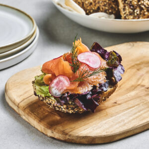 Rundstykke med røkt laks, dill og reddik