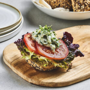 Rundstykke med tomat og vegansk tzatziki