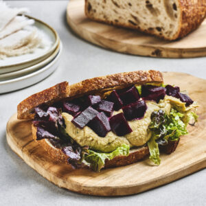 Sandwich på surdeigsbrød med hummus og bakte rødbeter