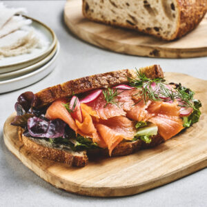 Sandwich på surdeigsbrød med røkt laks, dill og reddik