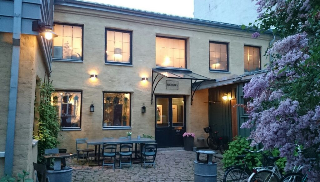 Lokalet fra utsiden, i en pen bagård