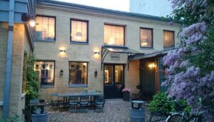 Augusta´s Selskapslokale 1 Lokalet fra utsiden i en pen bagard