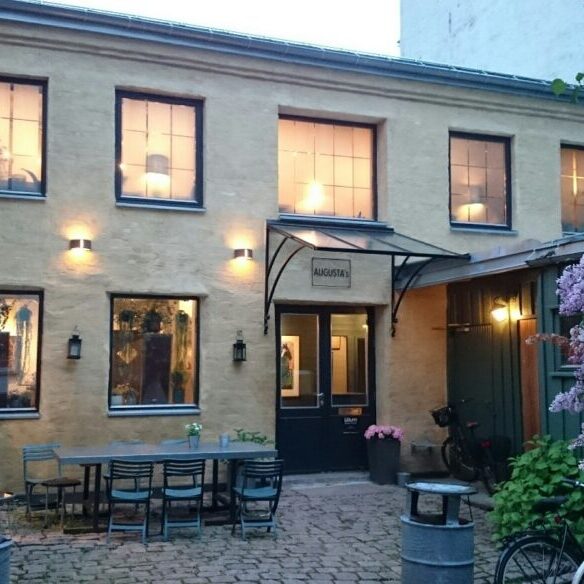 Lokalet fra utsiden, i en pen bagård